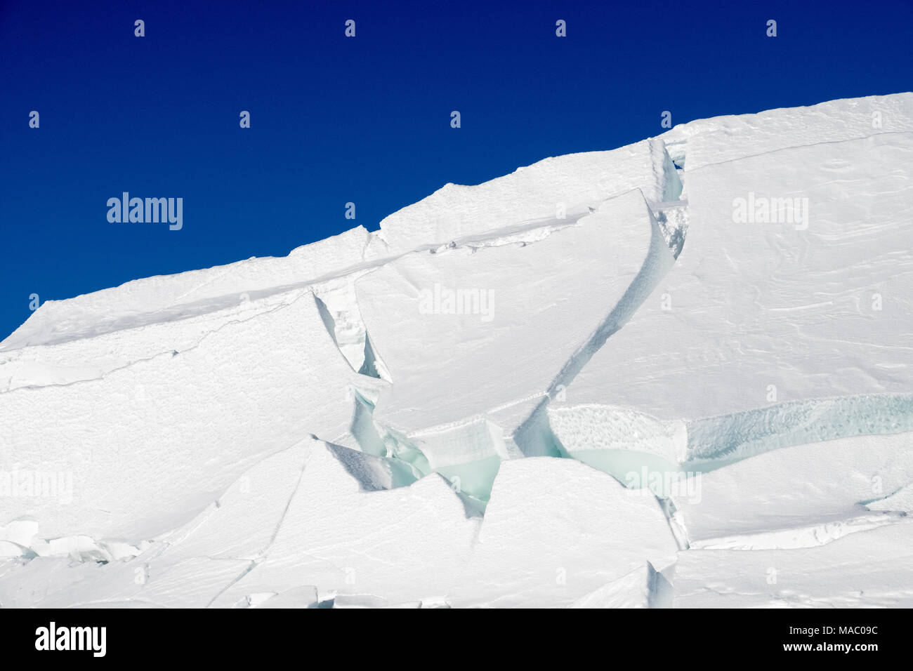 Blocchi di arctic neve e ghiaccio contro un cielo blu, Norvegia Foto Stock Blocchi di arctic neve e ghiaccio contro un cielo blu, Norvegia Foto Stock