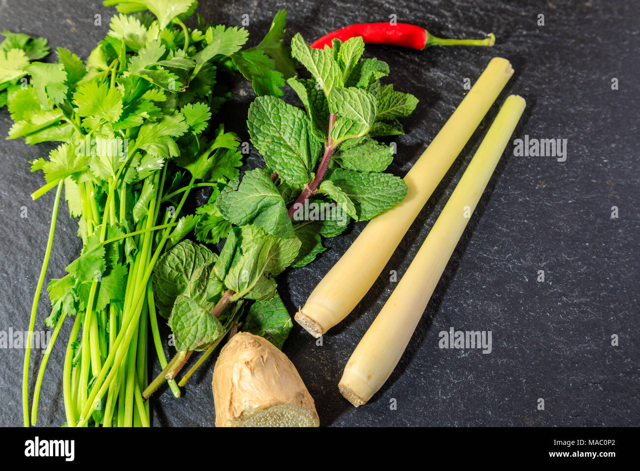 Erbe pronto per la cottura su un livello di grigio ardesia sfondo. Cucina asiatica. Foto Stock
