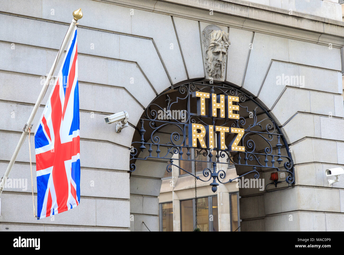 L' Hotel Ritz su Londra Piccadilly accanto a un'Unione Kack bandiera, il Ritz è un inconfondibile marchio di Londra o punto di riferimento Foto Stock