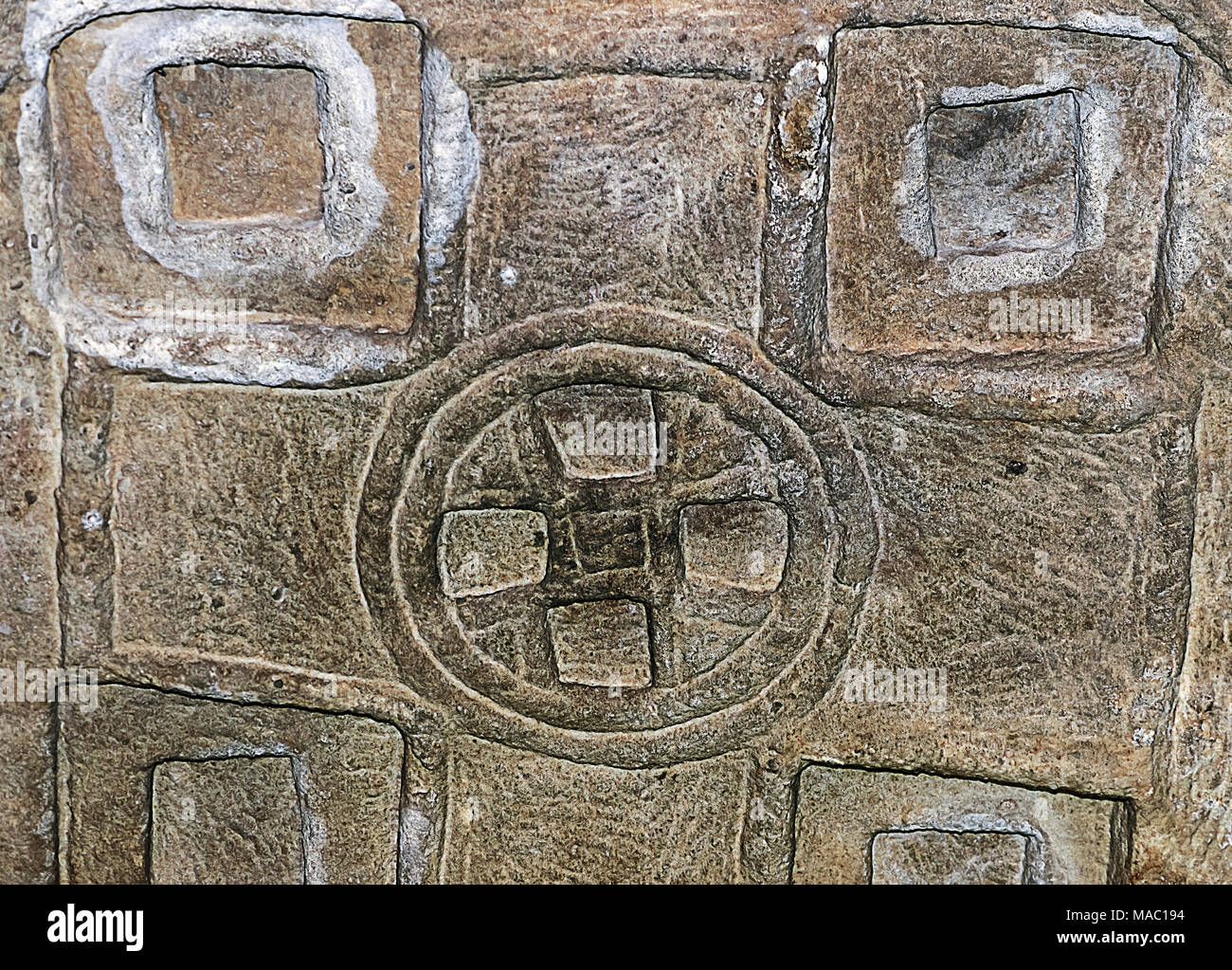 Aksumite bassorilievo in pietra all'interno della chiesa ortodossa rupestri chiesa Medhane Alem Kesho, Tigray, Etiopia Foto Stock