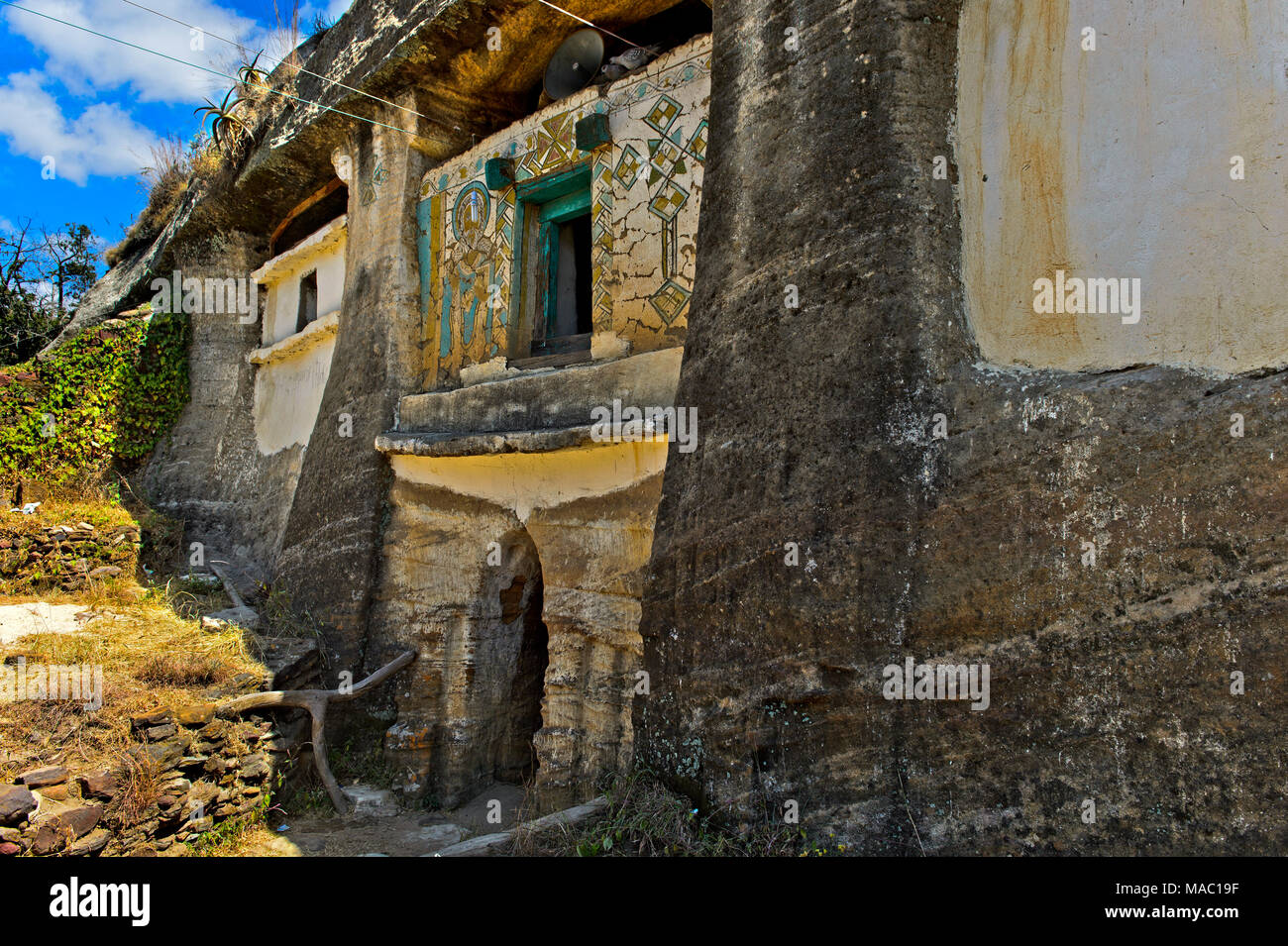 Facciata ovest ed ingresso alla chiesa ortodossa di rock-conci di chiesa Medhane Alem Kesho, Tigray, Etiopia Foto Stock