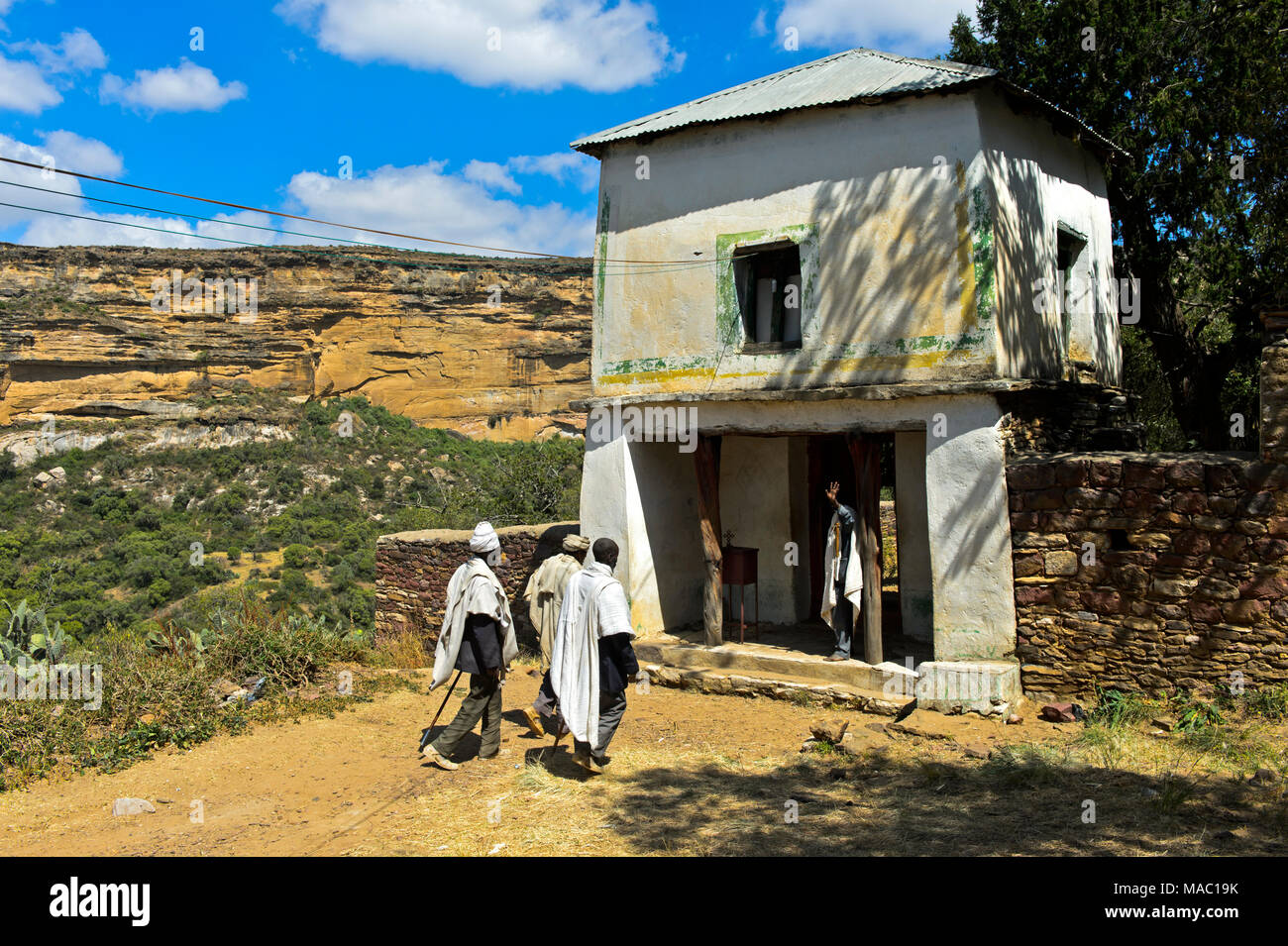 Pellegrini alla porta alla chiesa ortodossa di rock-conci di chiesa Medhane Alem Kesho, Tigray, Etiopia Foto Stock