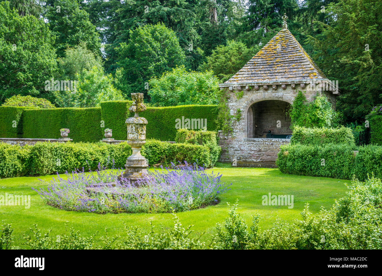 Il giardino di Glamis Castle, Angus, Scozia. Foto Stock