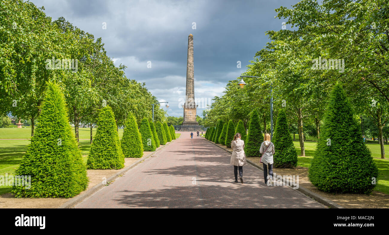 Il percorso che conduce al Nelson's Monument in verde di Glasgow, Scozia. Foto Stock
