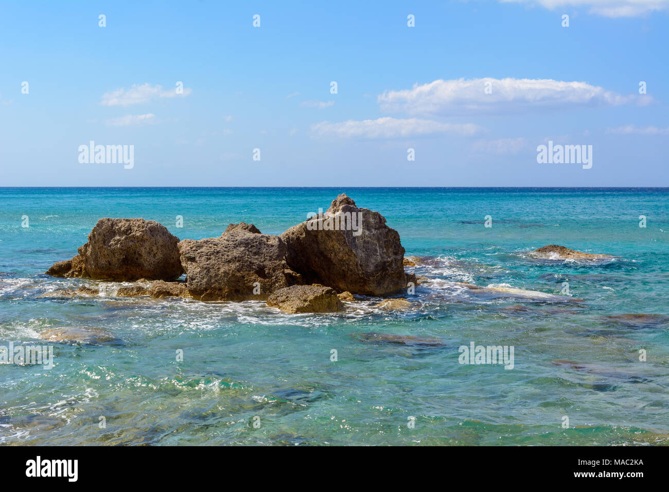 Le formazioni rocciose e acqua di mare sulla spiaggia di Firiplaka, isola di Milos. Cicladi Grecia. Foto Stock