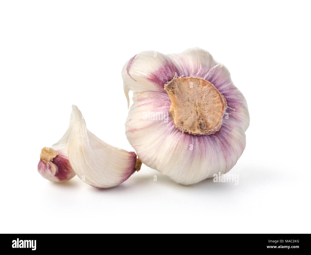 Non cotte aglio intero con shell su sfondo bianco con tracciato di ritaglio Foto Stock