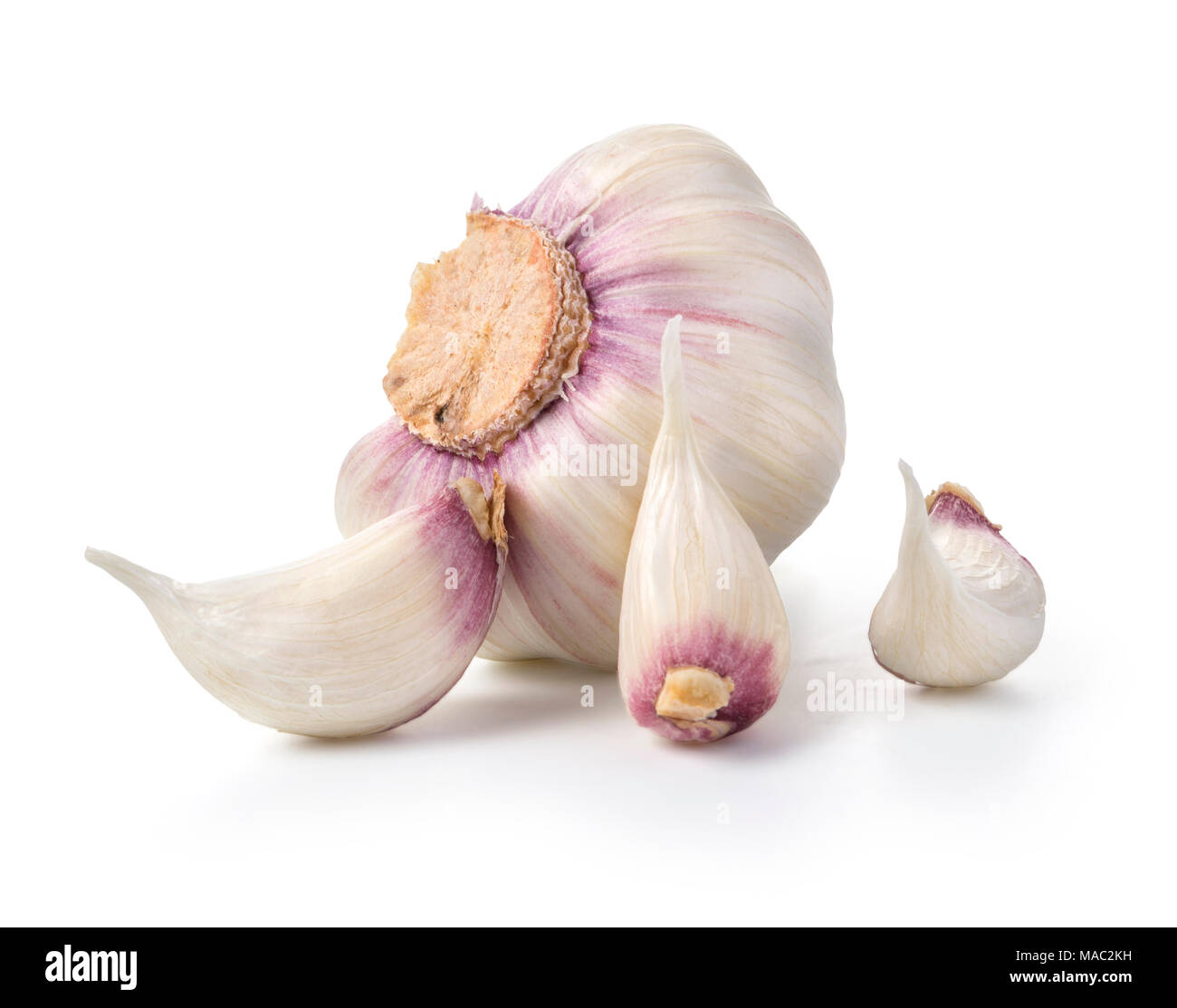 Non cotte aglio intero con shell su sfondo bianco con tracciato di ritaglio Foto Stock