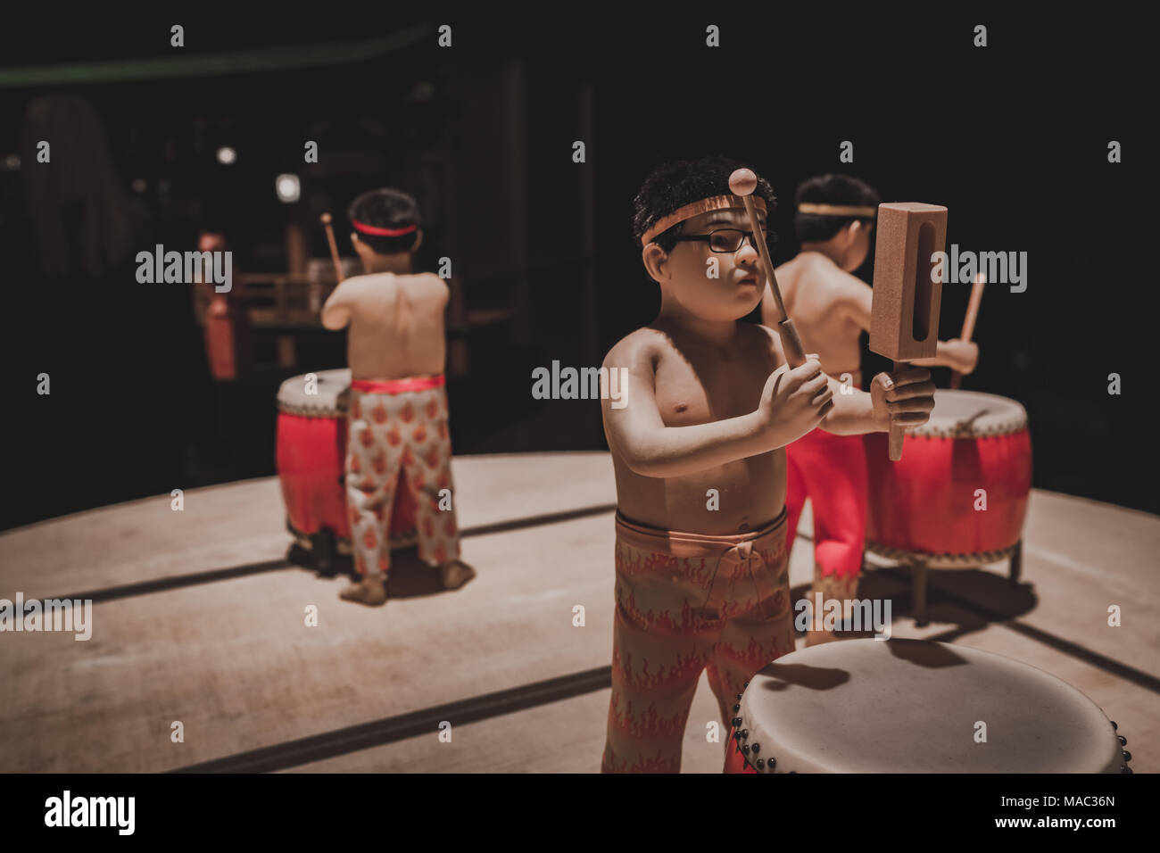 I bambini con i tamburi taiko sul display a Londra presso l'Isle of Dogs exhibition, diretto da Wes Anderson - Marzo 2018 Foto Stock