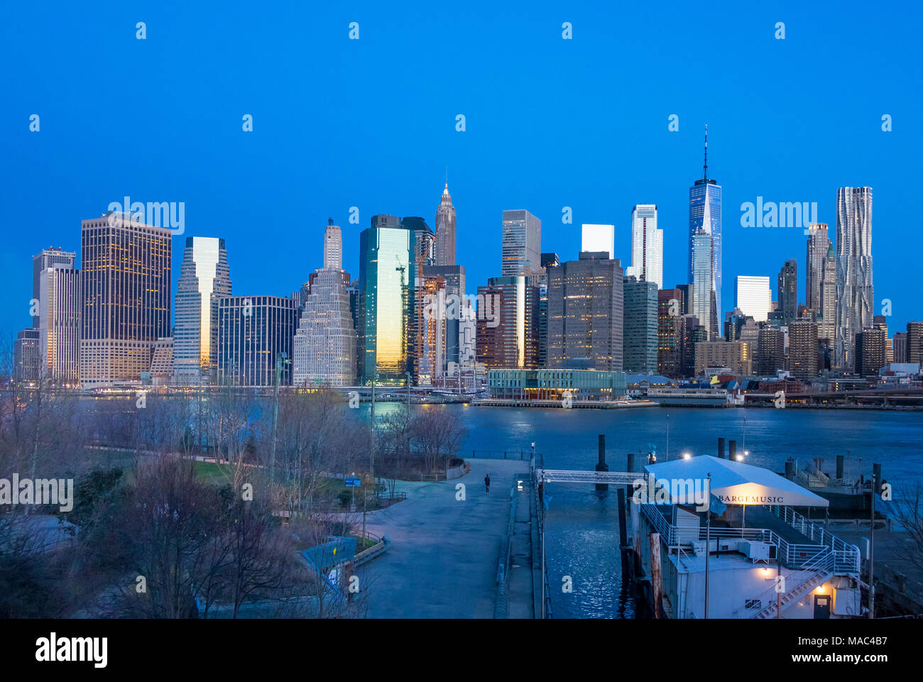 Alba in luce inferiore dello skyline di Manhattan si vede attraverso l'East River a New York City Foto Stock
