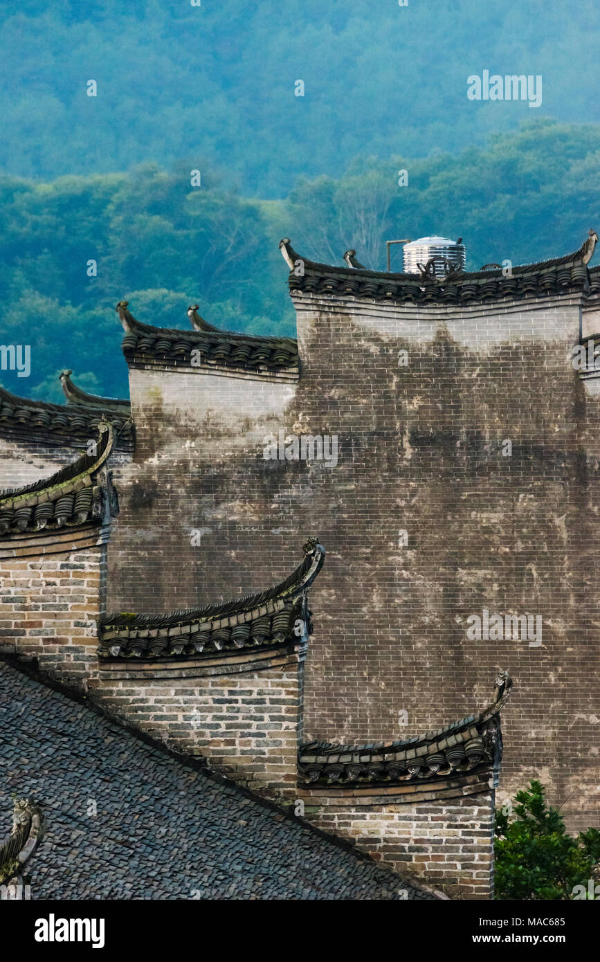 I tetti delle case tradizionali, Longtan antico borgo, Yangshuo, Guangxi, Cina Foto Stock