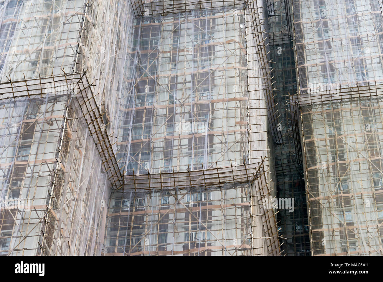 Ponteggio intorno gli edifici residenziali per lavori di ristrutturazione nella Quarry Bay, Hong Kong, Cina Foto Stock