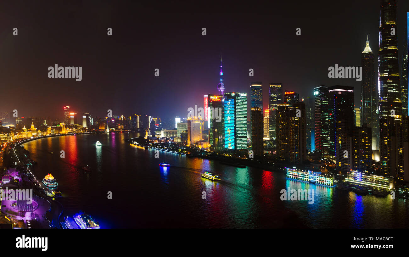 Vista notturna di alta sorge dal fiume Huangpu, Pudong, Shanghai, Cina Foto Stock