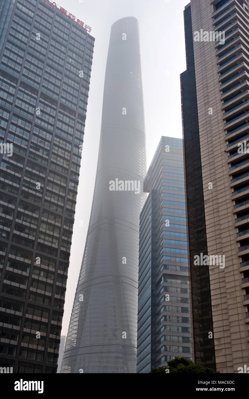 Shanghai Tower e alta sorge a Pudong, Shanghai, Cina Foto Stock