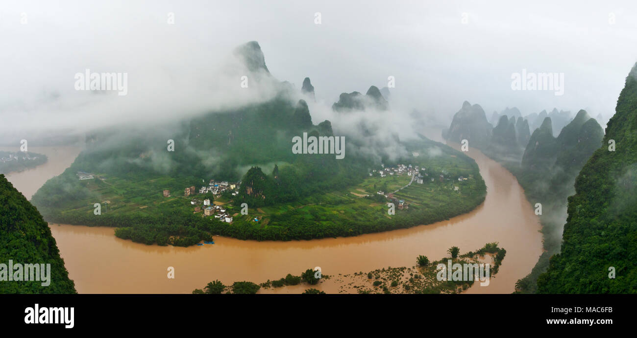 Il Fiume Li e colline di pietra calcarea nella nebbia, Yangshuo, Guangxi, Cina Foto Stock