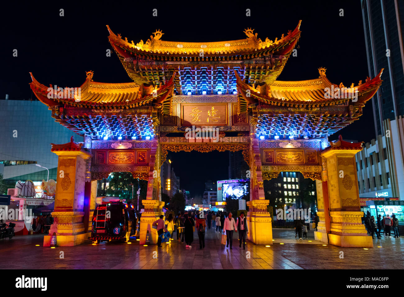 Vista notturna di Golden Horse e Jade Rooster Archway, Kunming, nella provincia dello Yunnan in Cina Foto Stock