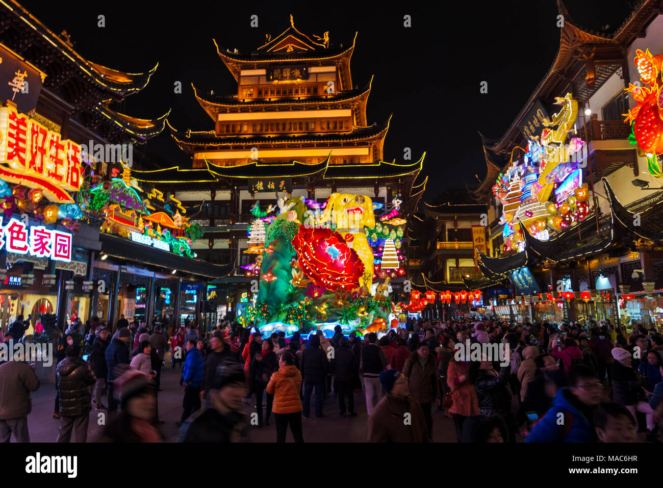 Luci colorate a festa delle lanterne per celebrare il capodanno cinese in Il Giardino di Yuyuan, Shanghai, Cina Foto Stock