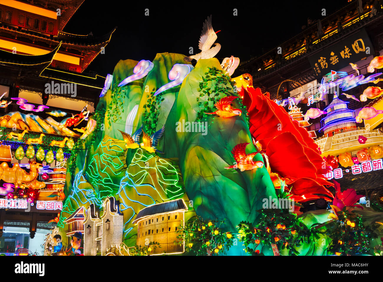 Luci colorate a festa delle lanterne per celebrare il capodanno cinese in Il Giardino di Yuyuan, Shanghai, Cina Foto Stock