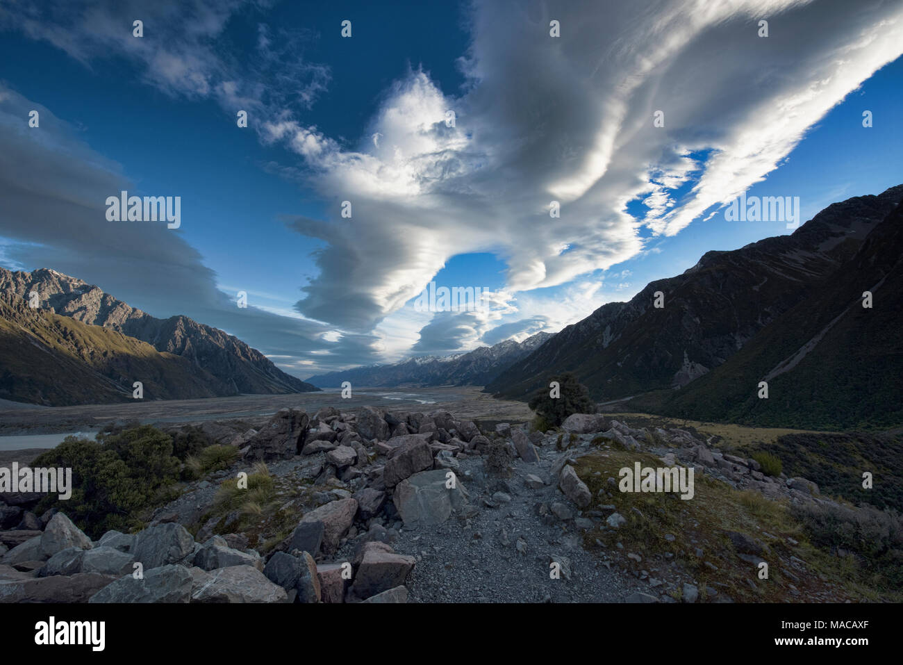 Wild nubi lenticolare vela su Alpi del Sud, Nuova Zelanda Foto Stock