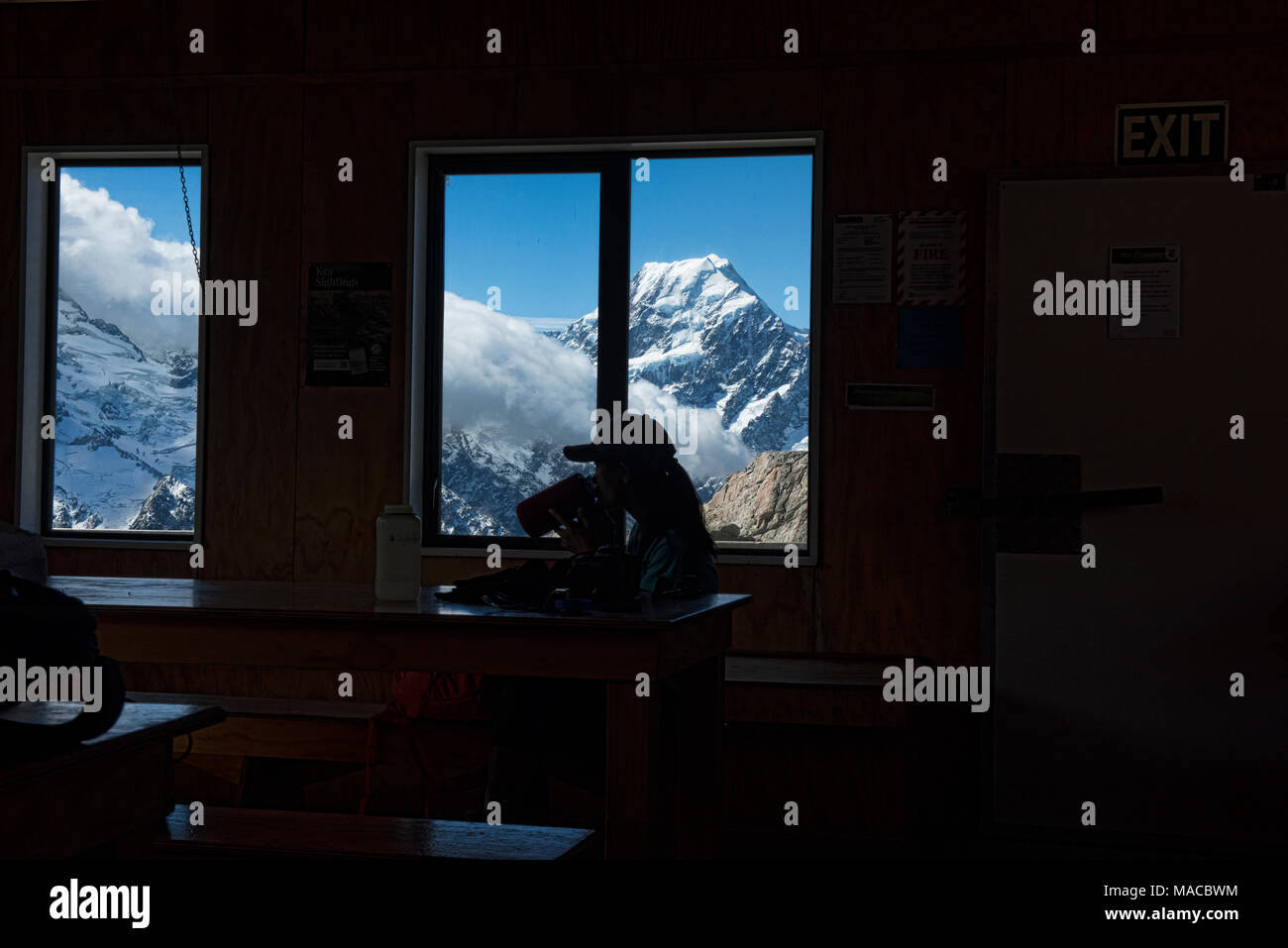 Vista del Monte Cook da dentro la capanna di Mueller, Alpi del Sud, Nuova Zelanda Foto Stock