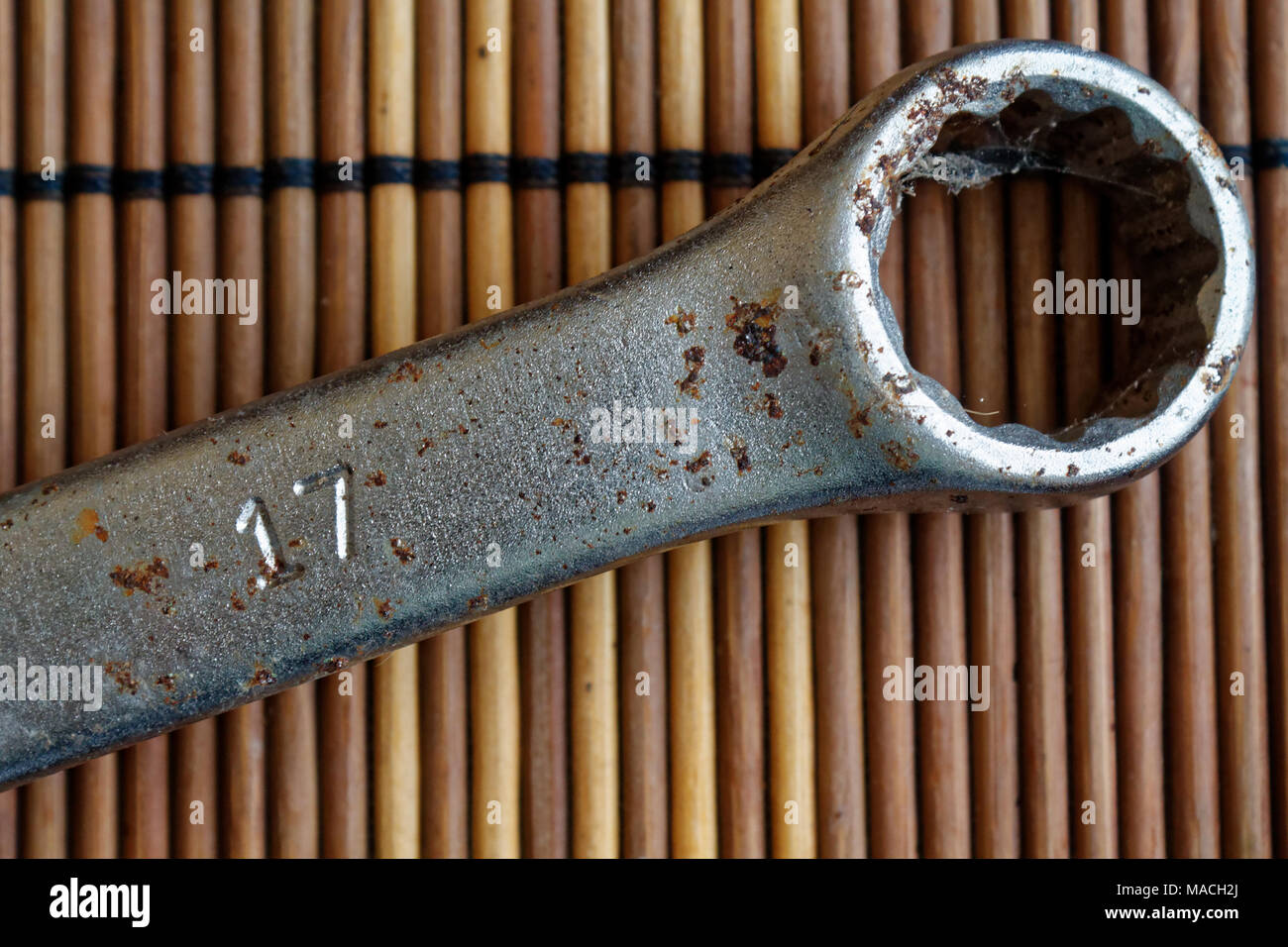 Chiave arrugginito artigiano attrezzo sul tavolo di legno, strumenti chiave raccolta, in stile vintage. Foto Stock