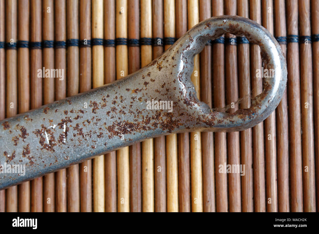 Chiave arrugginito artigiano attrezzo sul tavolo di legno, strumenti chiave raccolta, in stile vintage. Foto Stock