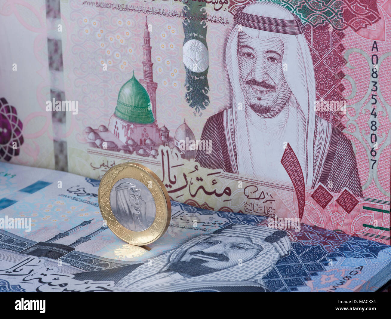 Saudi Riyal moneta permanente sulla parte superiore delle banconote Foto Stock