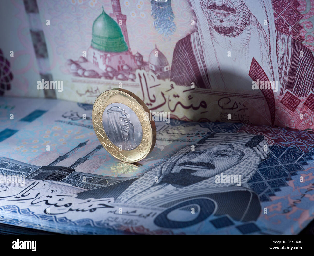Saudi Riyal moneta permanente sulla parte superiore delle banconote Foto Stock
