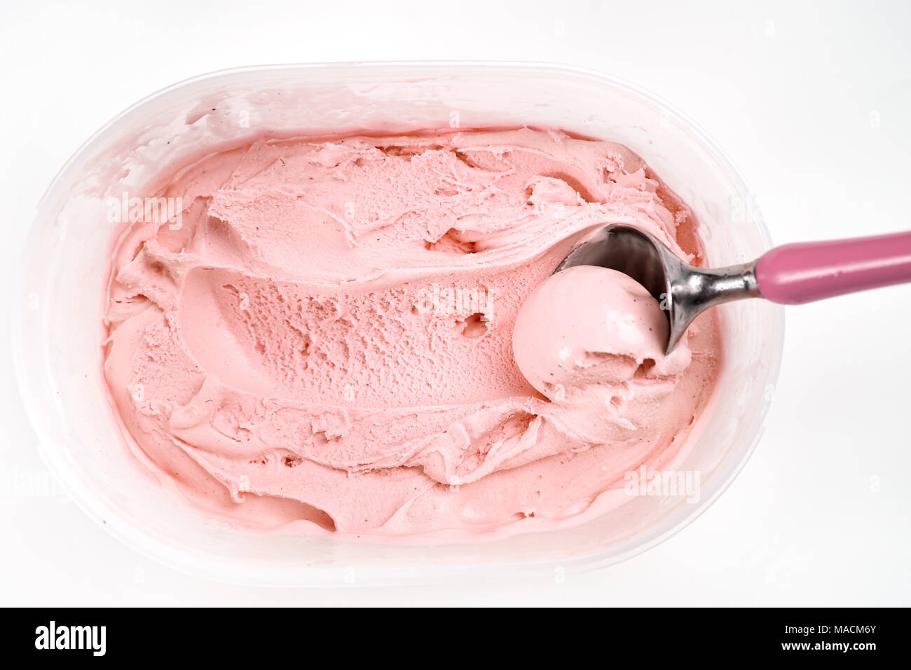 Vista superiore del gelato al lampone in scatola di plastica Foto Stock