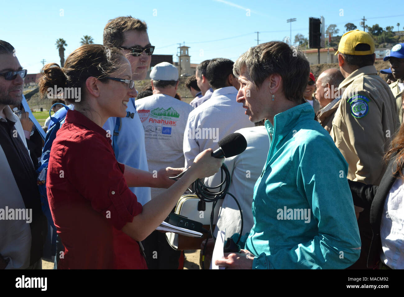 SOI Sally Jewell visita a LA. Sally getting intervistato dalla stampa. Foto Stock