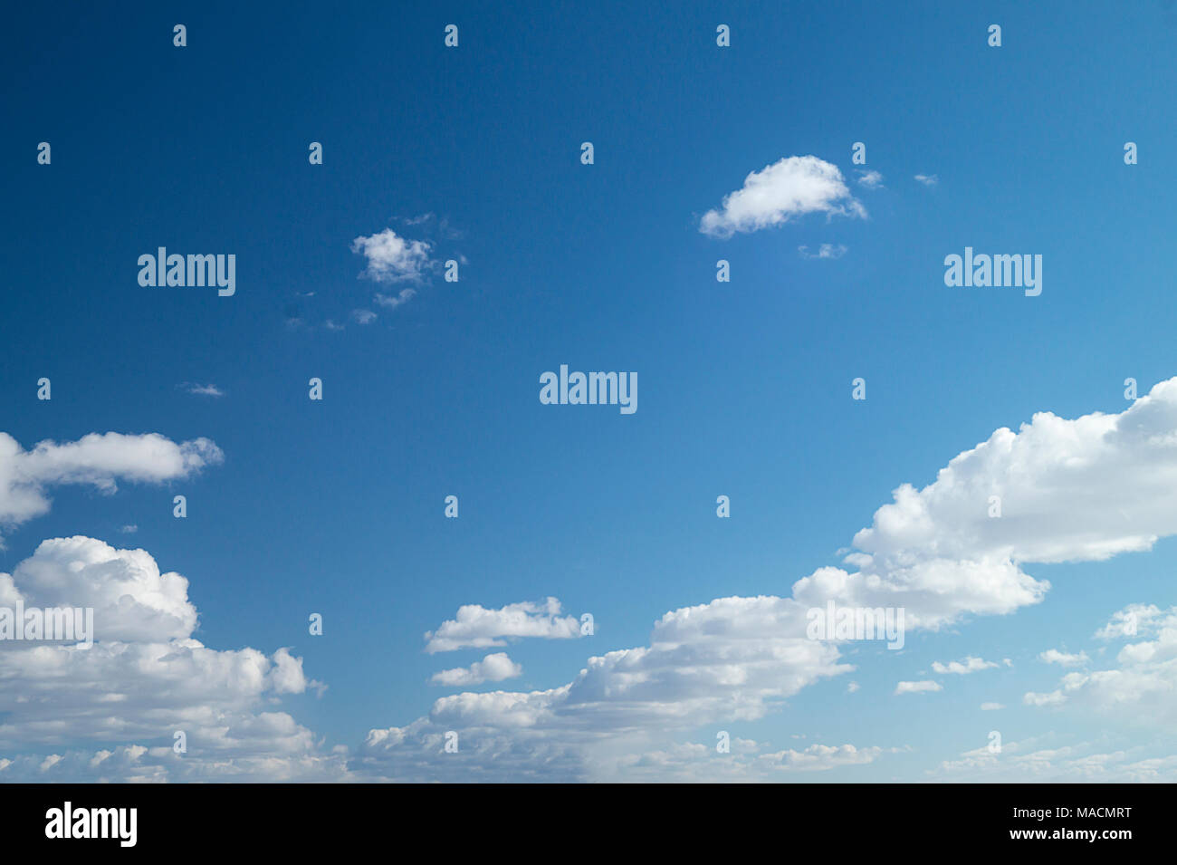 Bellissimo paesaggio celeste con la nuvola bianca su indicatori di sfondo blu Foto Stock