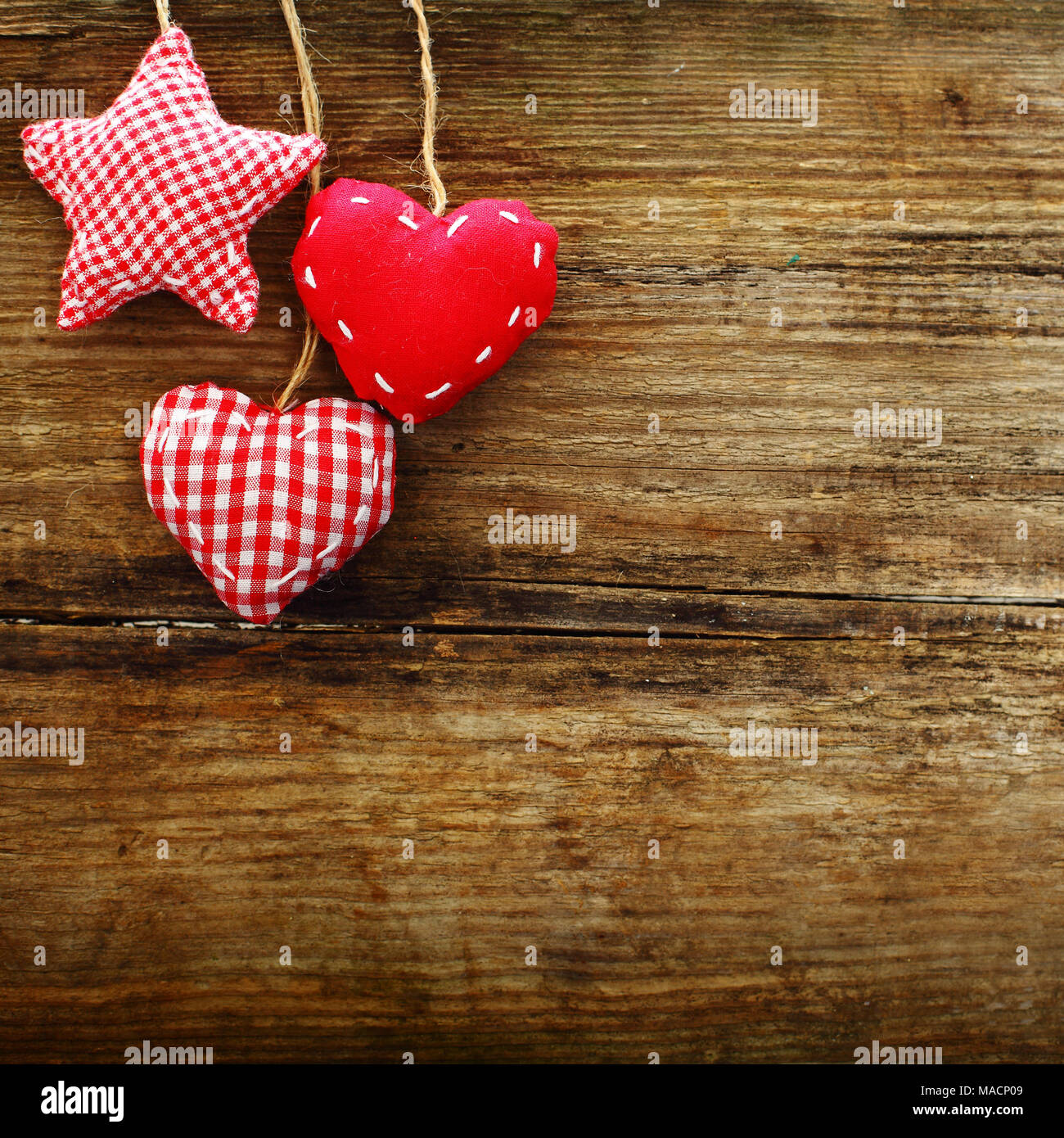 Valentines vintage cuori su sfondo in legno, stile retrò wallpaper Foto Stock