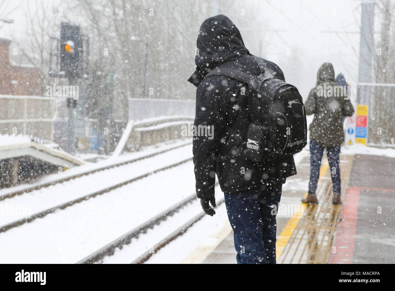 La neve continua a cadere nel nord di Londra causando interruzioni di viaggio con: pendolari in attesa sulla piattaforma a Green Lanes Haringey come abbaiare al Vangelo servizio di quercia sono ritardati dove: Londra, Regno Unito quando: 28 Feb 2018 Credit: WENN Foto Stock