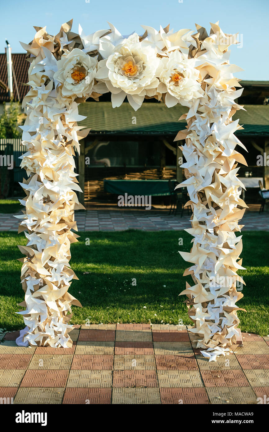 Fiori di carta in wedding decor di lusso, decorazioni per matrimoni per la cerimonia. Arco di nozze con fiori