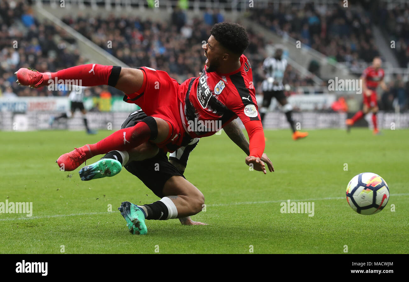 Huddersfield Town Elias Kachunga reagisce a una sfida da Newcastle United Kenedy durante il match di Premier League a St James Park, Newcastle. Foto Stock