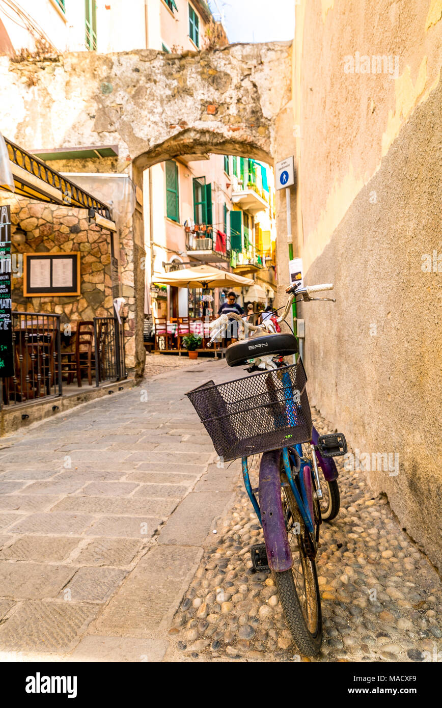 Una bicicletta si appoggia contro un muro nella città di Monterosso al Mare, cinque Terre, Patrimonio dell'Umanità dell'UNESCO, Liguria, Italia Foto Stock