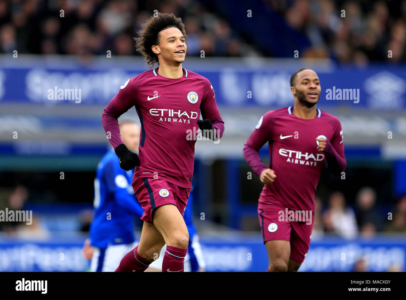 Manchester City's Leroy Sane punteggio celebra il suo lato del primo obiettivo del gioco durante il match di Premier League a Goodison Park di Liverpool. Foto Stock