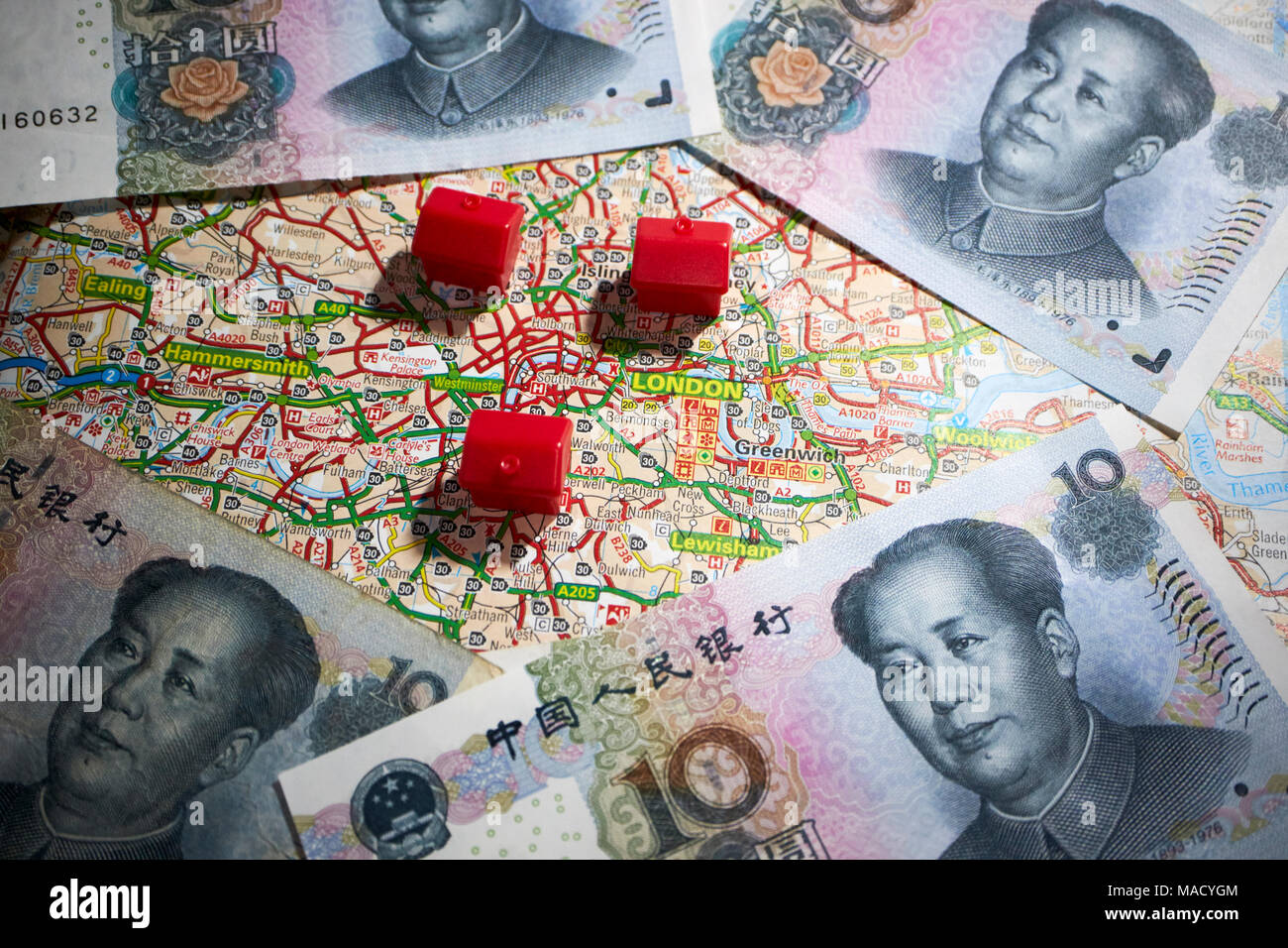 Mappa di Londra con case giocattolo e la valuta cinese indicano gli acquirenti oltremare di proprietà Foto Stock