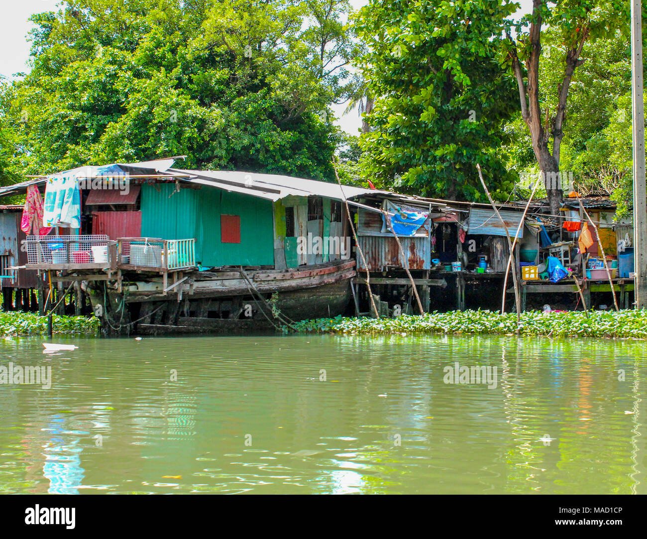 Colorate, Bangkok, Tailandese riverside abitazione su palafitte Foto Stock