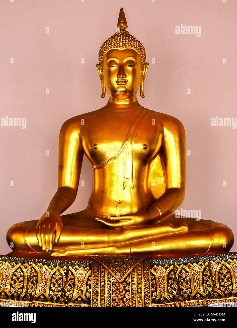 Golden Budda nei templi di Bangkok Foto Stock