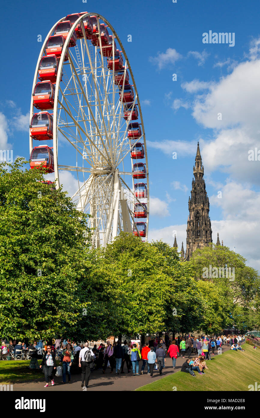 Ruota panoramica Ferris, Sir Walter Scott Memorial e la folla del Festival nel mese di agosto lungo Princes Street, Edinburgh, Lothian, Scozia, Regno Unito Foto Stock
