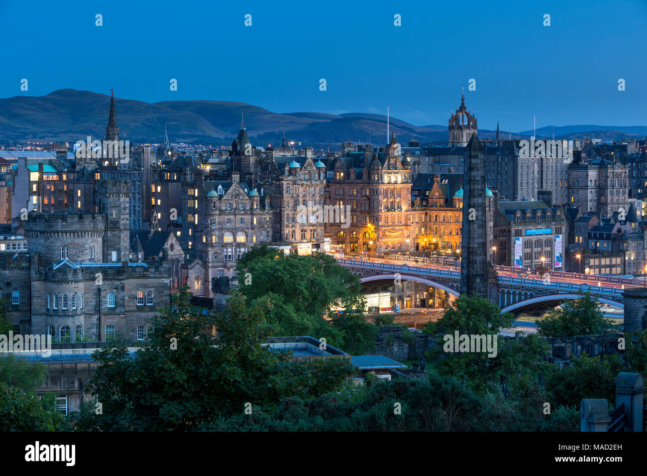 Twilight su vecchie St Andrew's House e gli edifici di Edimburgo, Scozia, Regno Unito Foto Stock
