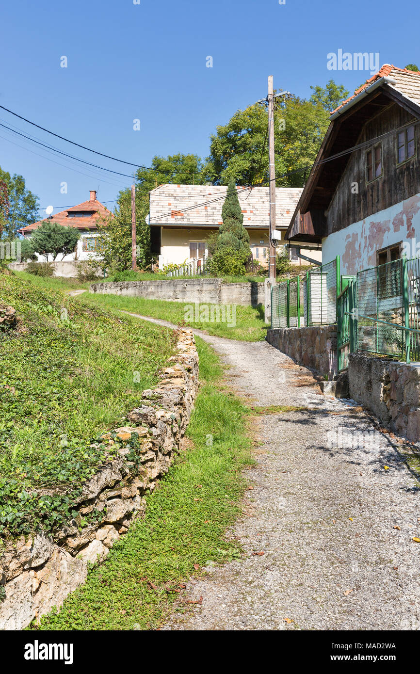 Strada rurale su spa resort in Sklene Teplice, Slovacchia. Sklene Teplice è un piccolo villaggio termale in Banska Bystrica Regione della Slovacchia centrale. È clo Foto Stock