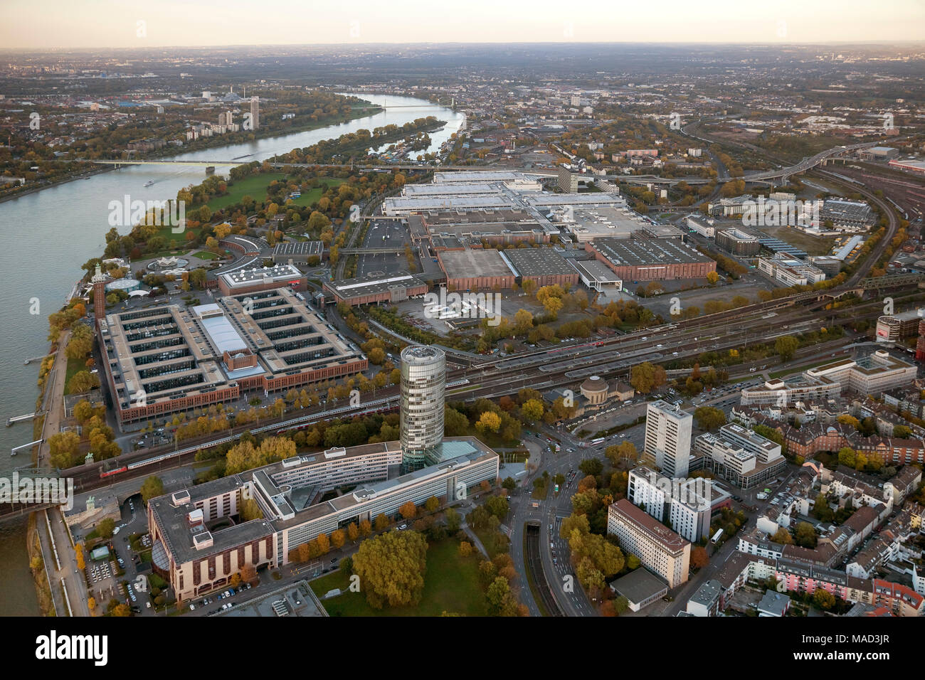 Vista aerea, la fiera di Colonia, economiche internazionali e il commercio equo, sale espositive, rive del Reno, Colonia, nella Renania, Colonia Bay, a Nord Reno-W Foto Stock