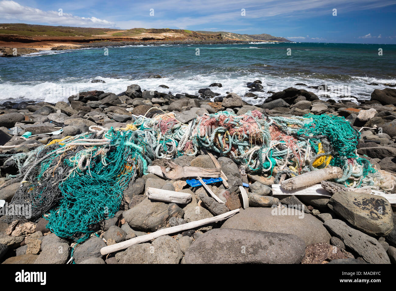Molto del lato nord dell'isola di Molokai nelle impervie. Alisei soffiano regolarmente sulla terraferma portando con sé pile di plastica che è stato Foto Stock