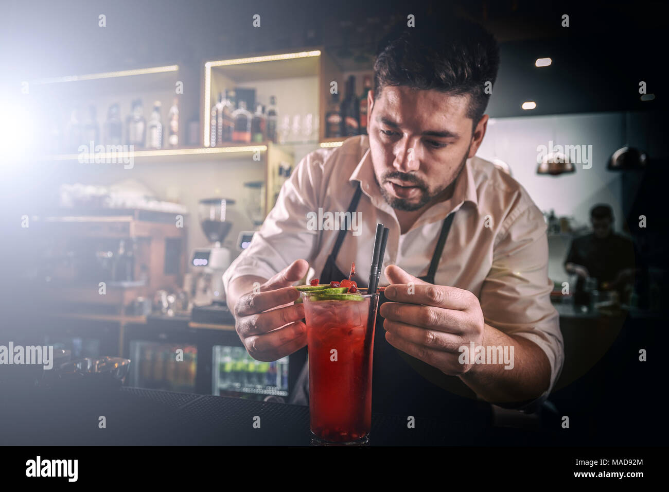 Barista decorare non alcoliche cocktail di melograno Foto Stock