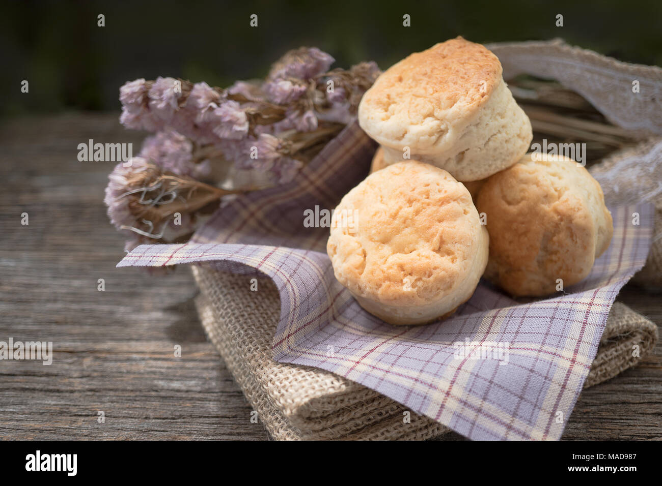 Freschi Fatti in casa classic scone su uno sfondo di legno Foto Stock