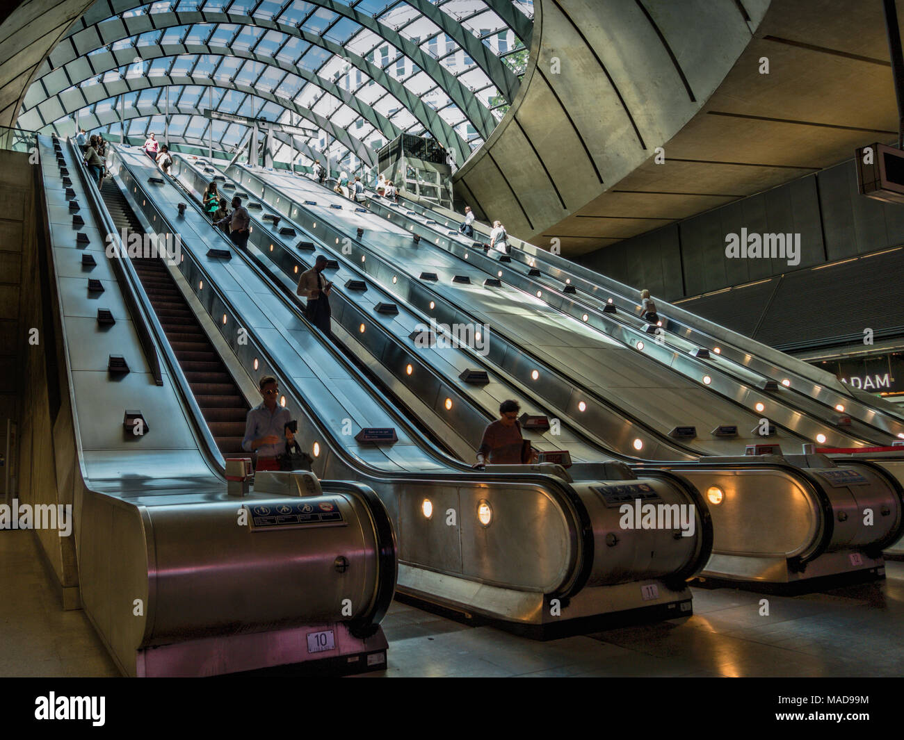 Stazione metropolitana di Canary Wharf, entrata principale e uscire, Londra, Regno Unito. Foto Stock