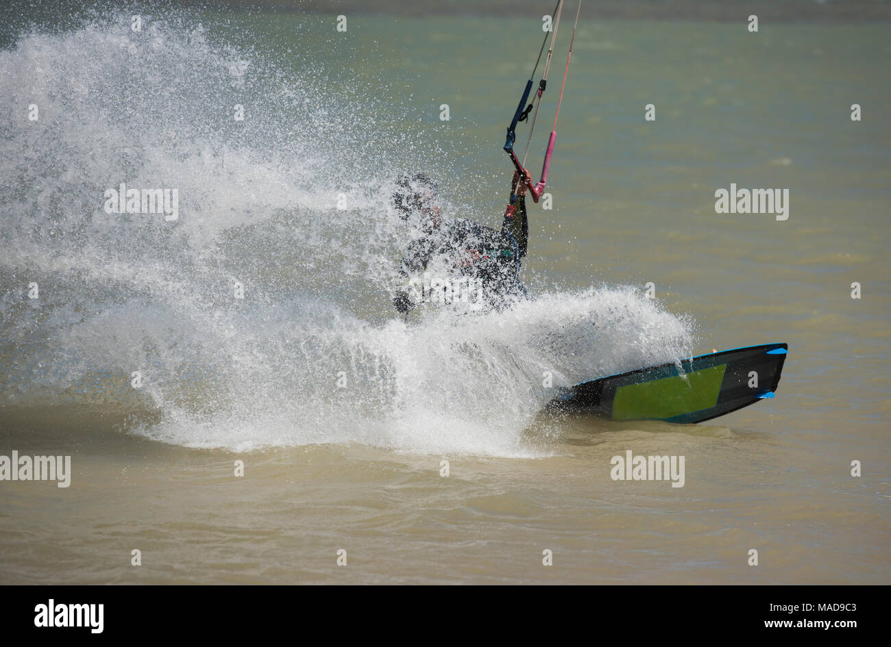 Sport ricreativo kitesurfer navigare sulla laguna in mare tropcial con wake splash Foto Stock