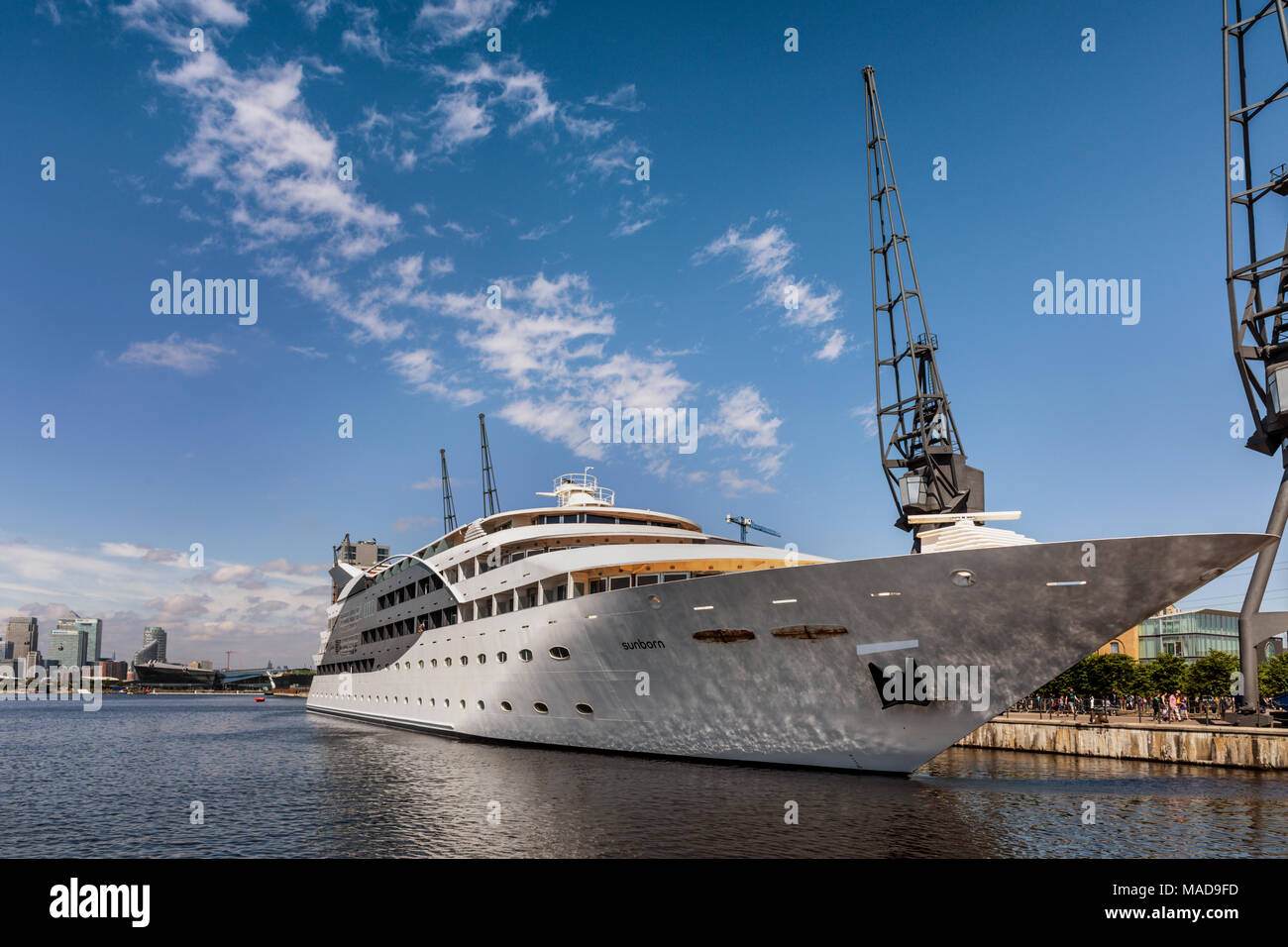 Sunborn è il solo super yacht Hotel NEL REGNO UNITO. È ormeggiato al Royal Victoria Dock, Londra. In lontananza sono i grattacieli di Canary Wharf. Foto Stock