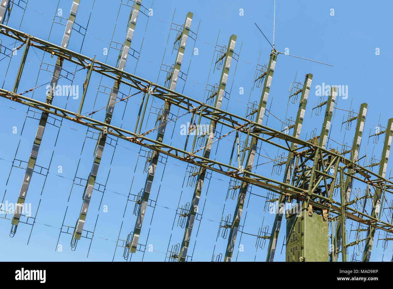 Antenna del mobile moderno radar militari stazione sul cielo blu sullo sfondo Foto Stock